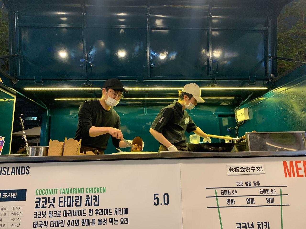 2025 Dongdaemun Night Market Visit! - Enjoy all the attractions from lively DDP night market!